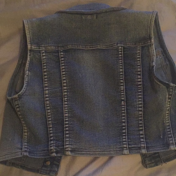 cropped denim sleeveless vest - Picture 2 of 2